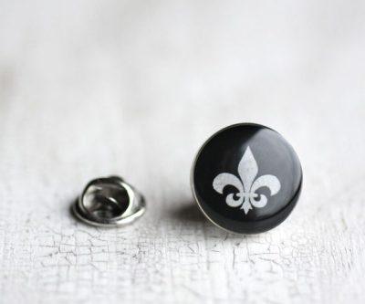 Fleur de lis nemesacél kitűtő - Övcsatbolt